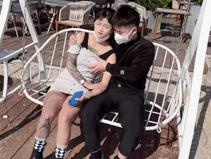 萝莉社・小情侣大白天阳台做爱一览无余-思思