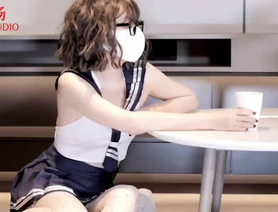 萝莉社・白丝制服无毛萝莉约见网友・棉花糖糖