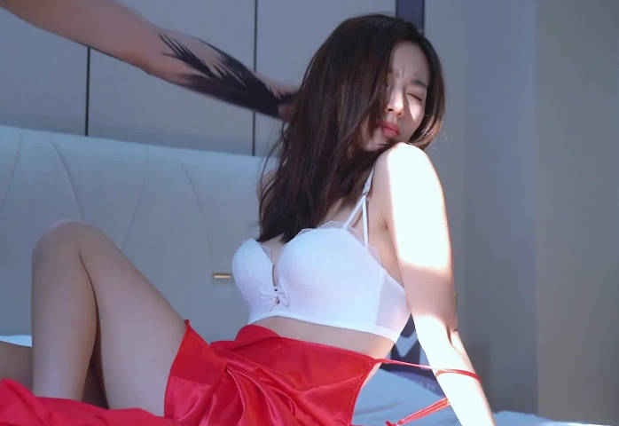 麻豆传媒映画x长治传媒 ・CZ-008・无助的人妻・少妇被歹徒强占了身体・夏雨荷