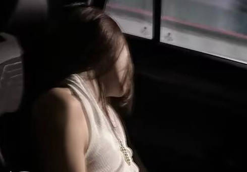 海角社区・妈妈去喝了很多酒走错房间了・爬到我床上我强行上了她