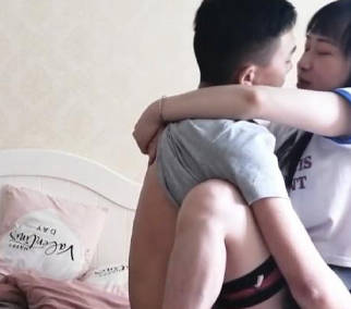 海角社区・跟女朋友吵架了・买了一台苹果17给他・把她哄好了