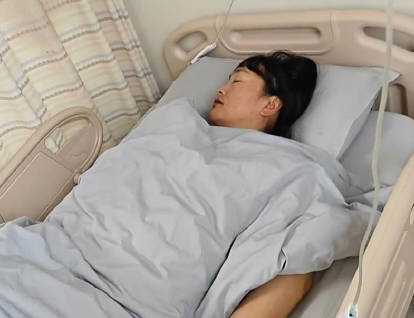 海角社区・我跟妈妈在偷情・爸爸突然下班回来把我们2个都打进去了医院