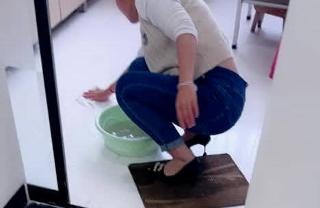 大哥不在家嫂子独自在打扫卫生・先用言语挑逗后强上了小嫂子