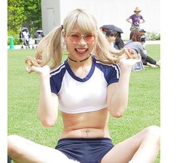 SIKA-122 敏感パイパンスレンダーギャルと中出し3P