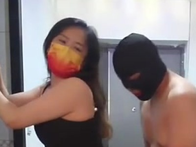 骚货熟女半夜以倒垃圾以由外出赴邻居家找壮男打炮