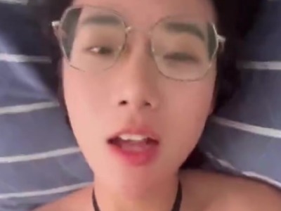小学语文老师眼镜少妇露脸啪啪从穿婚纱到床上性爱照反差感拉满