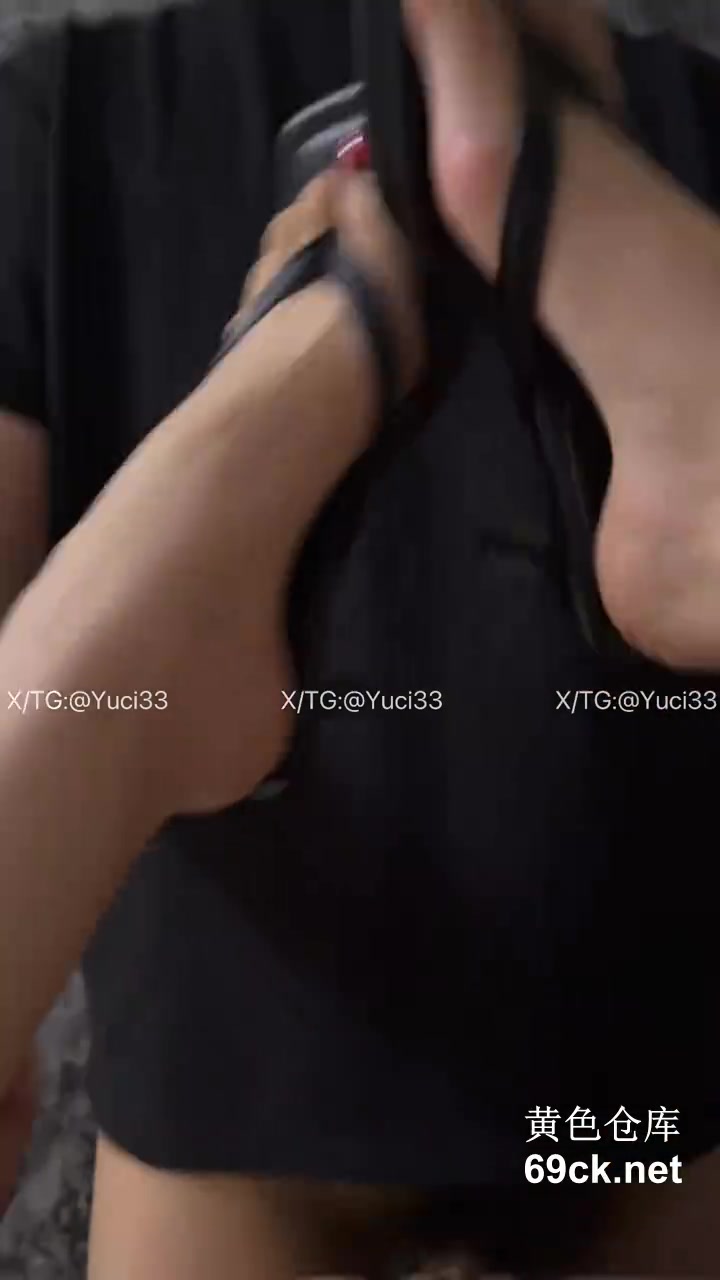 鱼刺08-26射在老婆的美腿上